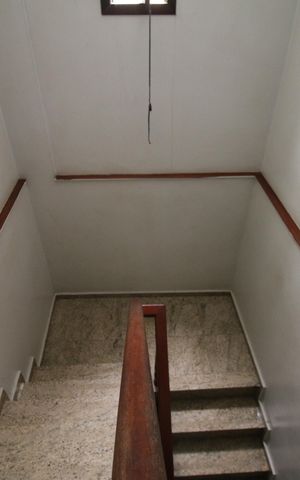 Casa à venda com 360m², 3 quartos e 4 vagasSala - escada 2º piso
