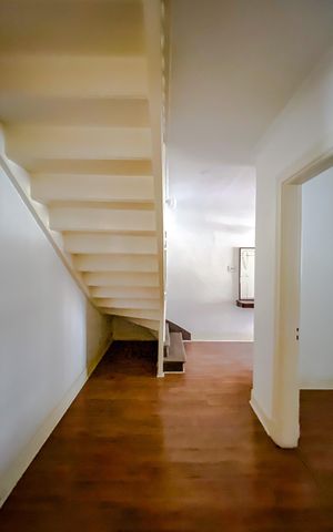 Casa à venda com 300m², 3 quartos e 2 vagasHall/Escada