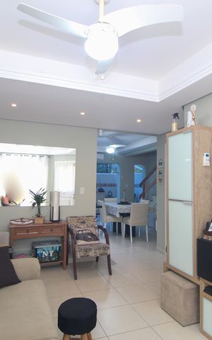 Casa à venda com 124m², 3 quartos e 2 vagas Casa à venda com 124m², 3 quartos e 2 vagasSala
