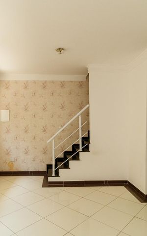 Casa de condomínio à venda com 100m², 3 quartos e 2 vagas Casa de condomínio à venda com 100m², 3 quartos e 2 vagasSala