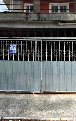 Casa à venda com 300m², 2 quartos e 3 vagas Casa à venda com 300m², 2 quartos e 3 vagasFachada com plaquinha