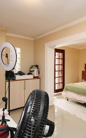 Casa à venda com 300m², 2 quartos e 3 vagasSuíte