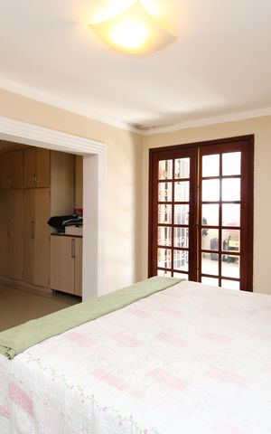 Casa à venda com 300m², 2 quartos e 3 vagasSuíte