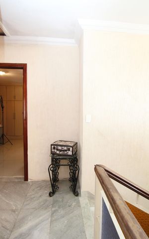 Casa à venda com 300m², 2 quartos e 3 vagasCorredor - Quartos