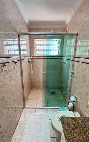 Casa à venda com 200m², 3 quartos e 3 vagas Casa à venda com 200m², 3 quartos e 3 vagasBanheiro
