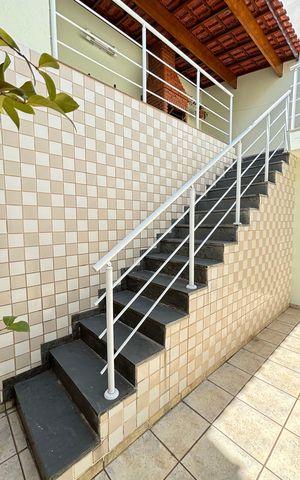 Casa à venda com 200m², 3 quartos e 3 vagas Casa à venda com 200m², 3 quartos e 3 vagasEscada