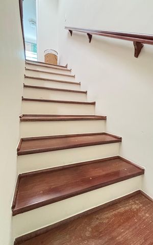 Casa à venda com 200m², 3 quartos e 3 vagas Casa à venda com 200m², 3 quartos e 3 vagasEscada