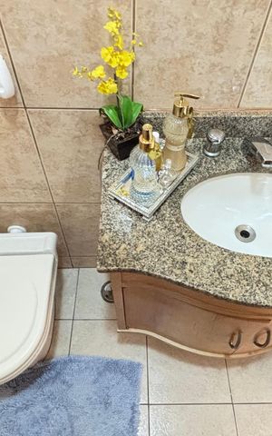 Casa à venda com 200m², 3 quartos e 3 vagas Casa à venda com 200m², 3 quartos e 3 vagasLavabo