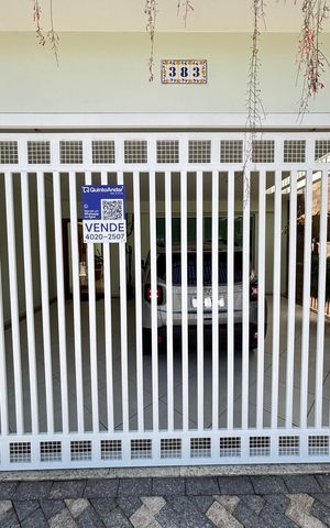 Casa à venda com 200m², 3 quartos e 3 vagas Casa à venda com 200m², 3 quartos e 3 vagasPlaca