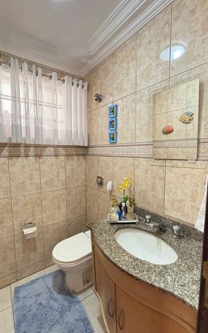 Casa à venda com 200m², 3 quartos e 3 vagas Casa à venda com 200m², 3 quartos e 3 vagasLavabo