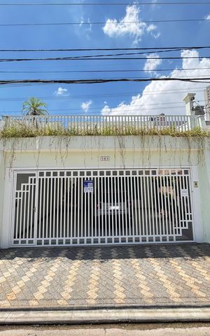 Casa à venda com 200m², 3 quartos e 3 vagas Casa à venda com 200m², 3 quartos e 3 vagasFachada