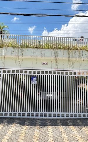 Casa à venda com 200m², 3 quartos e 3 vagas Casa à venda com 200m², 3 quartos e 3 vagasFachada