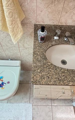 Casa à venda com 200m², 3 quartos e 3 vagas Casa à venda com 200m², 3 quartos e 3 vagasBanheiro
