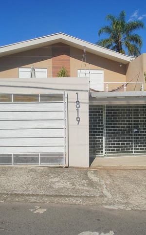 Casa à venda com 212m², 4 quartos e 1 vaga Casa à venda com 212m², 4 quartos e 1 vagaFachada