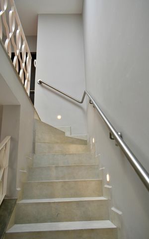 Casa à venda com 190m², 3 quartos e 3 vagas Casa à venda com 190m², 3 quartos e 3 vagasEscada