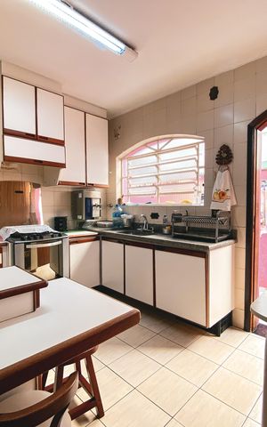Casa à venda com 180m², 4 quartos e 2 vagas Casa à venda com 180m², 4 quartos e 2 vagasCozinha