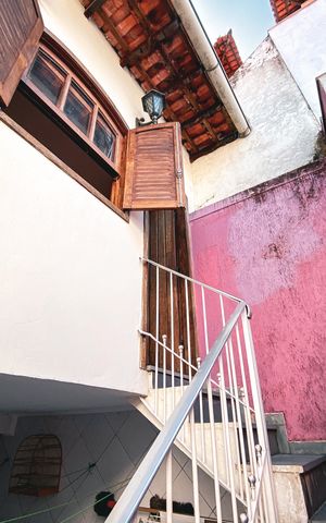 Casa à venda com 180m², 4 quartos e 2 vagas Casa à venda com 180m², 4 quartos e 2 vagasEscada Externa