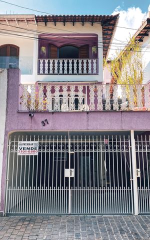 Casa à venda com 180m², 4 quartos e 2 vagas Casa à venda com 180m², 4 quartos e 2 vagasFachada