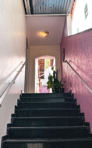 Casa à venda com 180m², 4 quartos e 2 vagas Casa à venda com 180m², 4 quartos e 2 vagasEscada Externa