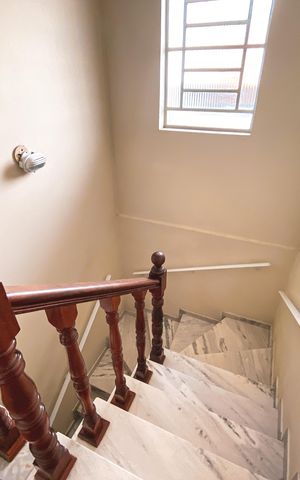 Casa à venda com 180m², 4 quartos e 2 vagas Casa à venda com 180m², 4 quartos e 2 vagasEscada para os Quartos