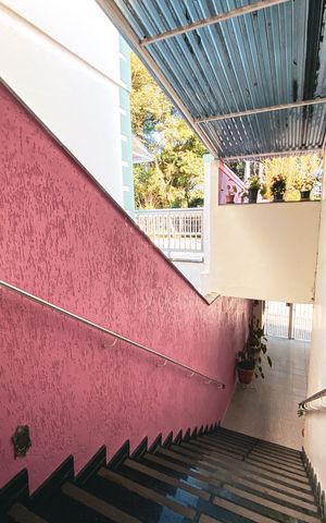 Casa à venda com 180m², 4 quartos e 2 vagas Casa à venda com 180m², 4 quartos e 2 vagasEscada Externa