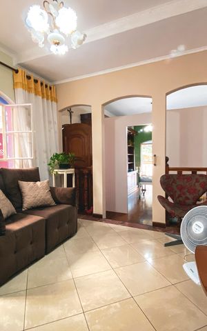 Casa à venda com 180m², 4 quartos e 2 vagas Casa à venda com 180m², 4 quartos e 2 vagasSala