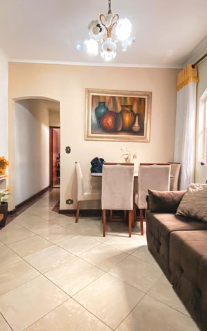 Casa à venda com 180m², 4 quartos e 2 vagas Casa à venda com 180m², 4 quartos e 2 vagasSala