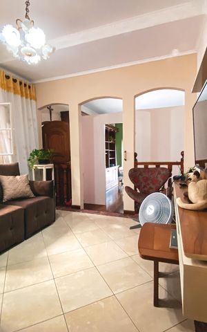 Casa à venda com 180m², 4 quartos e 2 vagas Casa à venda com 180m², 4 quartos e 2 vagasSala
