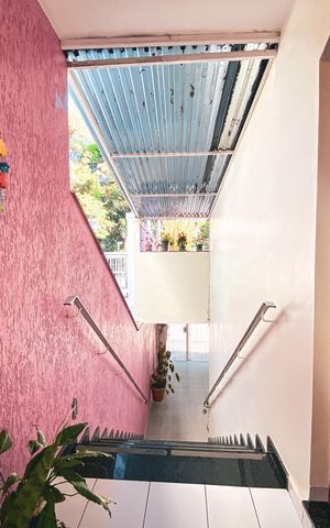 Casa à venda com 180m², 4 quartos e 2 vagas Casa à venda com 180m², 4 quartos e 2 vagasEscada Externa
