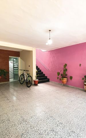 Casa à venda com 180m², 4 quartos e 2 vagas Casa à venda com 180m², 4 quartos e 2 vagasGaragem