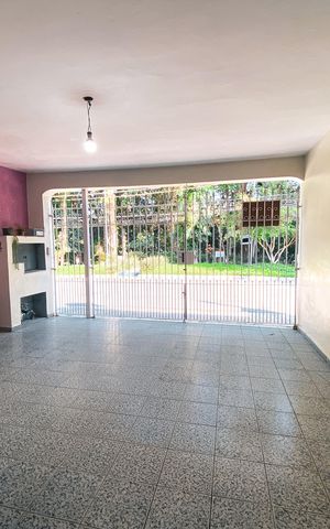 Casa à venda com 180m², 4 quartos e 2 vagas Casa à venda com 180m², 4 quartos e 2 vagasGaragem