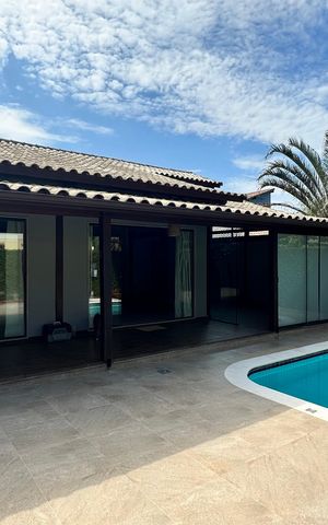 Casa de condomínio à venda com 360m², 3 quartos e 4 vagas Casa de condomínio à venda com 360m², 3 quartos e 4 vagasFachada