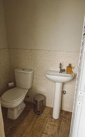 Casa de condomínio à venda com 200m², 3 quartos e 4 vagas Casa de condomínio à venda com 200m², 3 quartos e 4 vagasBanheiro de Serviço