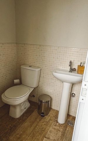Casa de condomínio à venda com 200m², 3 quartos e 4 vagas Casa de condomínio à venda com 200m², 3 quartos e 4 vagasBanheiro de Serviço