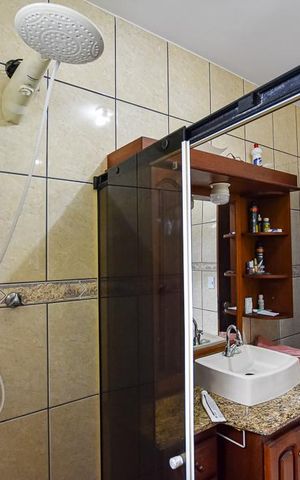 Casa à venda com 300m², 3 quartos e 8 vagas Casa à venda com 300m², 3 quartos e 8 vagasBanheiro Suíte 2