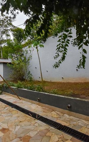 Casa à venda com 300m², 3 quartos e 8 vagas Casa à venda com 300m², 3 quartos e 8 vagasFundos