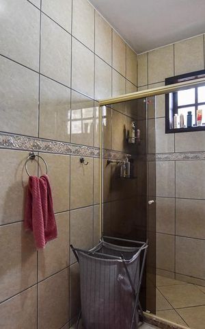 Casa à venda com 300m², 3 quartos e 8 vagas Casa à venda com 300m², 3 quartos e 8 vagasBanheiro Suíte 2