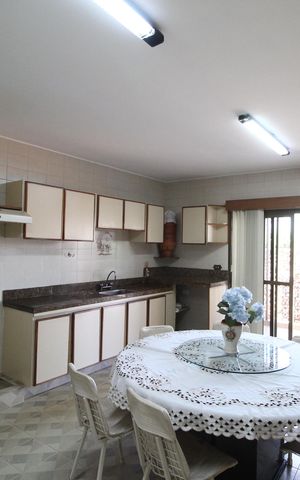 Casa para alugar com 564m², 5 quartos e 4 vagasCozinha