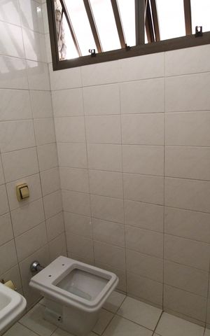 Casa para alugar com 564m², 5 quartos e 4 vagasBanheiro de serviço