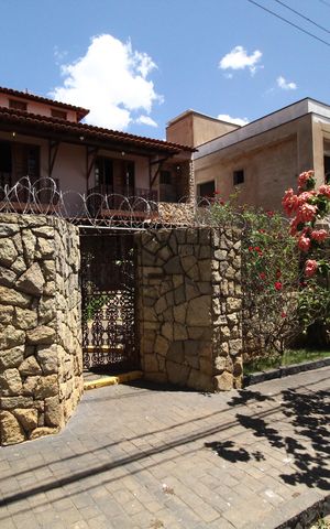 Casa para alugar com 564m², 5 quartos e 4 vagasFachada