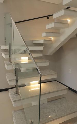 Casa à venda com 261m², 3 quartos e 3 vagasEscada