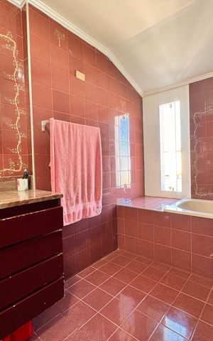 Casa à venda com 230m², 4 quartos e 3 vagasBanheiro da suíte