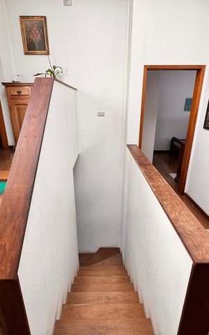 Casa à venda com 230m², 4 quartos e 3 vagasCorredor acesso aos quartos e suíte