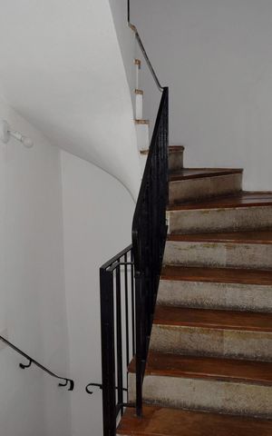 Casa à venda com 200m², 4 quartos e 2 vagasEscada