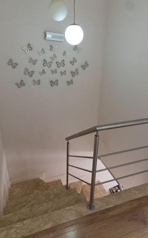 Casa de condomínio à venda com 90m², 3 quartos e 2 vagas Casa de condomínio à venda com 90m², 3 quartos e 2 vagasHALL ESCADA