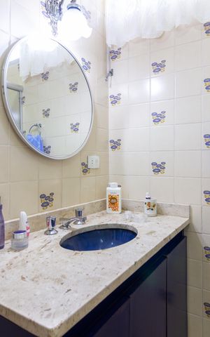 Casa de condomínio à venda com 219m², 3 quartos e 3 vagas Casa de condomínio à venda com 219m², 3 quartos e 3 vagasBanheiro