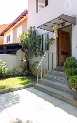 Casa de condomínio à venda com 219m², 3 quartos e 3 vagas Casa de condomínio à venda com 219m², 3 quartos e 3 vagasFachada