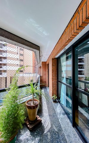 Apartamento à venda com 241m², 5 quartos e 4 vagas Apartamento à venda com 241m², 5 quartos e 4 vagasVaranda da Sala