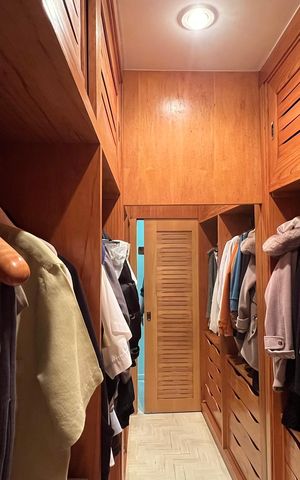 Apartamento à venda com 203m², 4 quartos e 4 vagas Apartamento à venda com 203m², 4 quartos e 4 vagasCloset da suíte 2