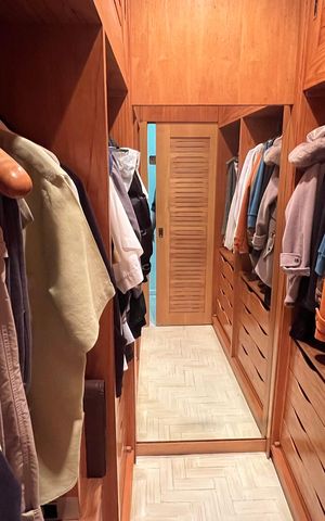 Apartamento à venda com 203m², 4 quartos e 4 vagas Apartamento à venda com 203m², 4 quartos e 4 vagasCloset da suíte 2